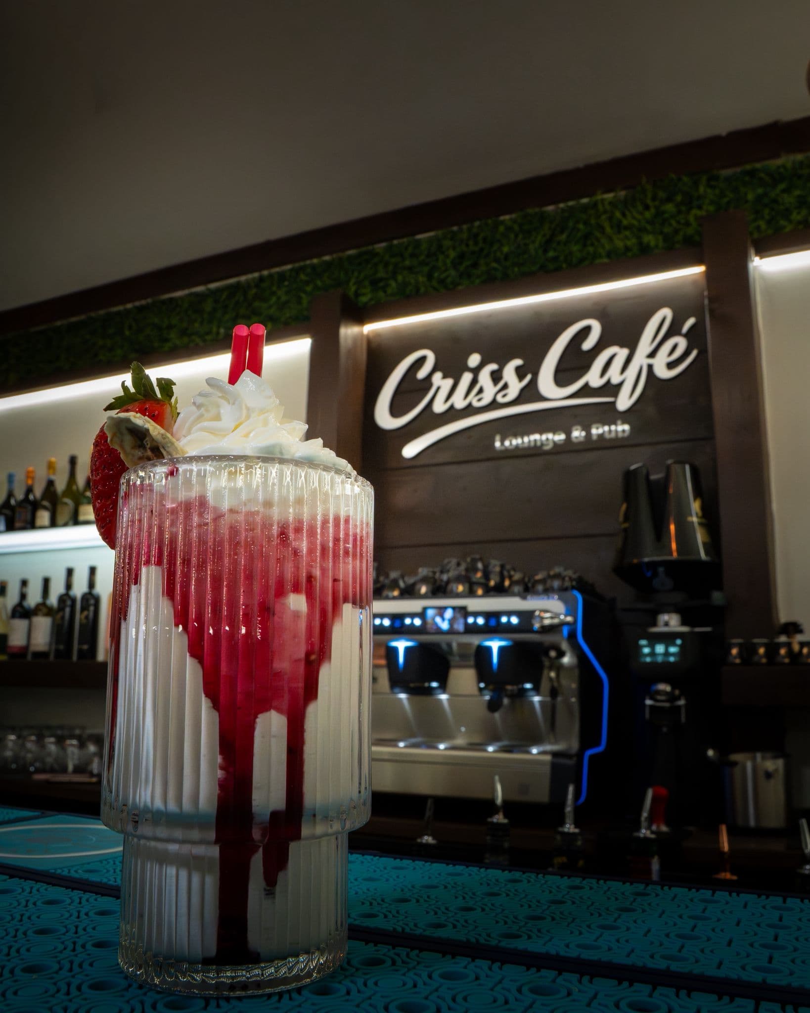 Barul și terasa Criss Cafe pe Piața Trandafirilor